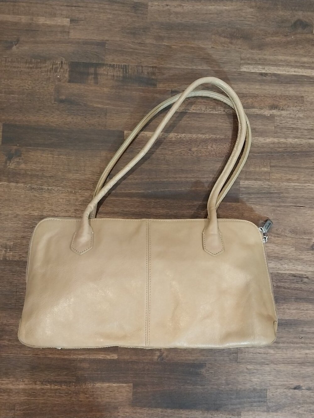 Clarks Beige Leather Handbag Shoulder Baguette Medium Purse Double Handle Zipper